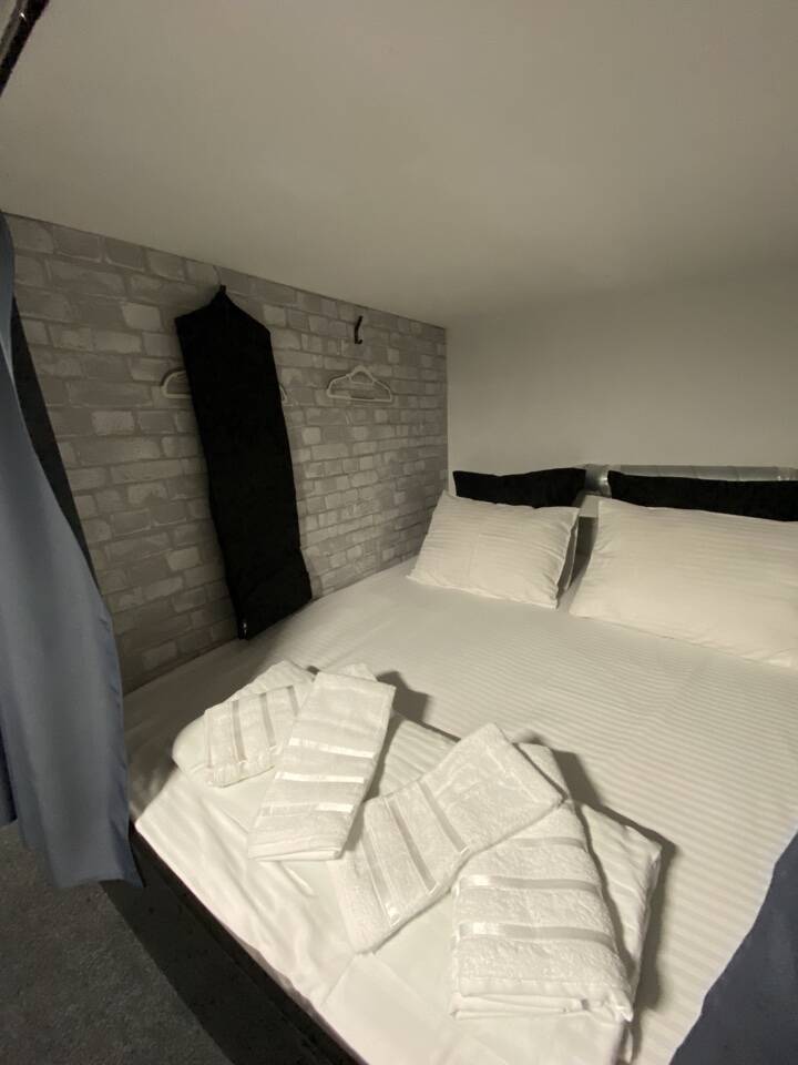 ДВУХМЕСТНАЯ КАПСУЛА С ДВУХСПАЛЬНОЙ КРОВАТЬЮ